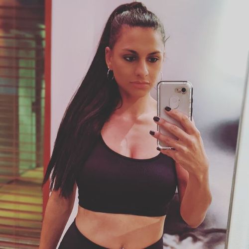 Picture of Giovanna Yannotti flexing her gym body in a gym suit